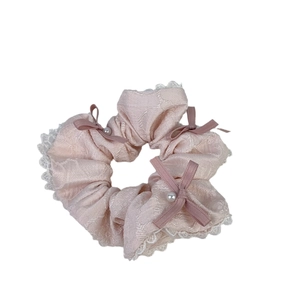 Elastico per capelli in pizzo rosa con fiocco e perle per acconciature a coda di cavallo