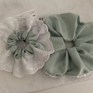 Chouchou en Satin de Style Français Élégant Avec Garniture en Dentelle Florale Blanche Anneau de Cheveux Haute Élasticité Pour Femmes Fait à la Main