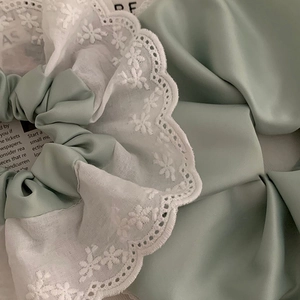 Chouchou en satin vert clair de style français avec détails de dentelle florale blanche