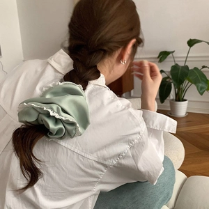 Chouchou élégant en satin vert clair avec bordure en dentelle blanche