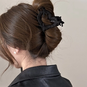 Pince à cheveux cœur noire élégante avec nœuds en satin pour coiffures de femmes