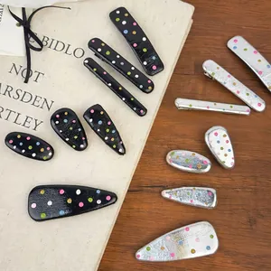 Lot de barrettes à pois en cuir noir et argenté avec diverses formes géométriques
