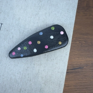 Barrette à cheveux en cuir noir à pois colorés avec texture grainée pour femmes