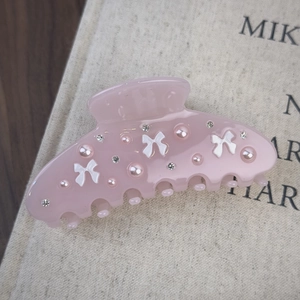 Pince à cheveux en acétate rose avec nœuds 3D blancs, perles et strass brillants