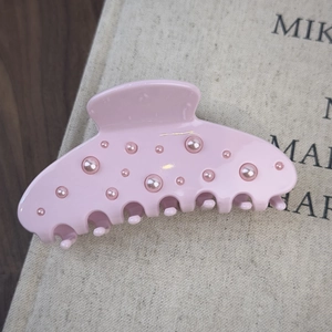 Détail de la pince à cheveux rose avec perles et strass de style ballet