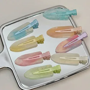 Set di 8 fermagli per capelli colorati con texture marmorea senza cuciture su uno specchio
