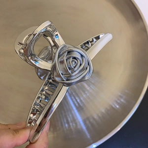 Nahaufnahme einer silbernen Rosen-Haarklammer aus Metall für elegante Hochsteckfrisuren