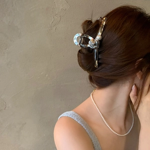 Silver Rose Flower Artificial Pearl Metal Hair Claw Clip Elegant Alloy Liquid Metal Hair Accessories French Vintage Hair Styling Tool For Women