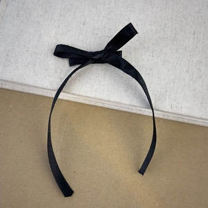 Elegante cerchietto con fiocco in raso nero dal design minimalista per l'uso quotidiano