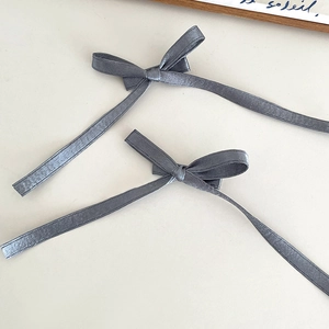 Lot de deux barrettes à nœuds en satin gris foncé avec de longs rubans élégants