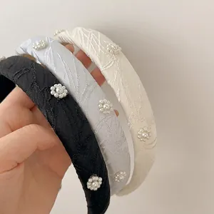 Set di tre cerchietti imbottiti con ricami floreali di perle e texture in tessuto morbido