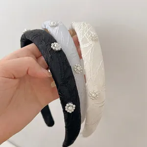 Tre eleganti cerchietti in spugna ricamati con perle sintetiche in nero, blu e bianco