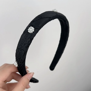 Elegante cerchietto nero ricamato con fiori di perle e imbottitura in spugna vintage