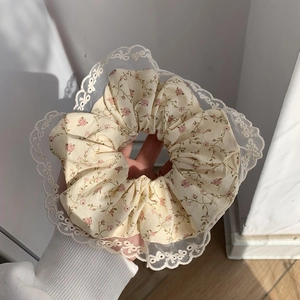 Gros plan d'un chouchou floral avec bordure en dentelle et détails de broderie rétro