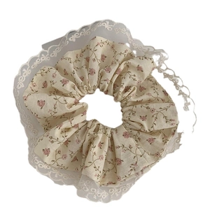 Chouchou élégant à motif floral et dentelle beige pour coiffures sophistiquées