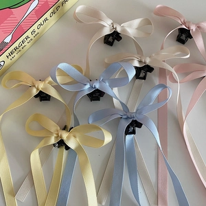 Haarklammern mit Satin-Schleife in Pastellfarben für süße Frisuren in Creme, Blau und Rosa