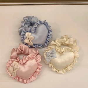 Dreiteiliges Set herzförmige Satin-Haargummis in Rosa, Blau und Creme mit Spitzenborten