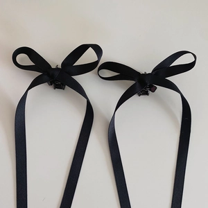 Paar elegante schwarze Satin-Schleifen-Haarklammern mit langen Bändern für Balletcore-Stil