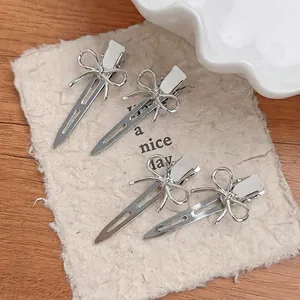 Lot de 4 barrettes à cheveux minimalistes en métal argenté avec nœud sur fond de papier