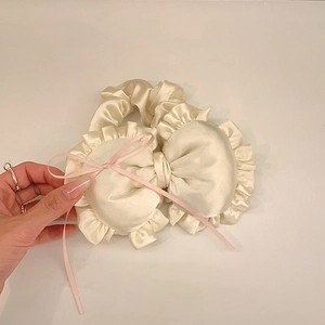 Eleganter beiger Satin-Haargummi mit Schleife und rosa Band für süße Pferdeschwänze