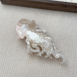Pinza per capelli a forma di medusa in acetato con finitura bianco perlato e glitter