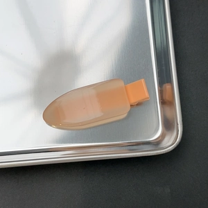 Vue macro d'une pince à cheveux en résine colorée montrant une surface lisse et épurée
