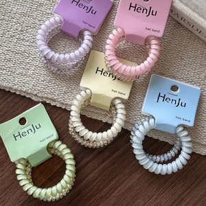 Lot de cinq chouchous spirales aux couleurs macaron sur supports de cartes minimalistes