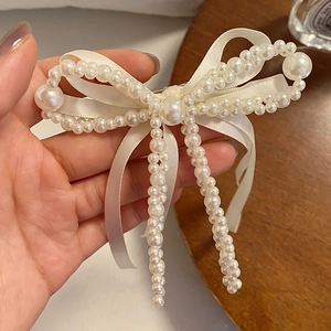 Barrette à cheveux élégante en satin blanc avec broderie de perles pour femmes