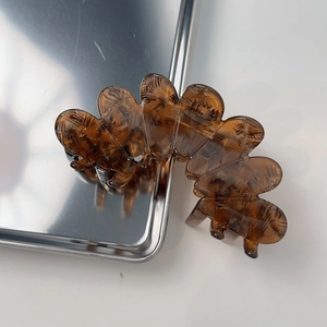 Pince à cheveux élégante en acétate avec motif écaille de tortue sur plateau métal