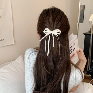 Pince à cheveux élégante avec nœud en perles et rubans pour un style romantique