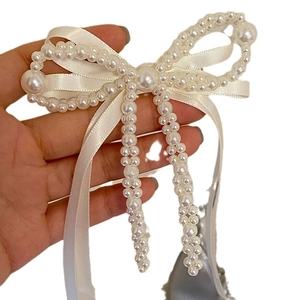 Barrette nœud en perles élégante avec ruban de satin blanc et perle centrale