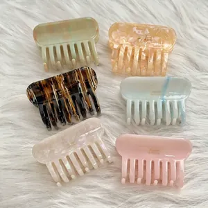 Lot de six pinces à cheveux en acétate coloré aux motifs marbrés et écaillés