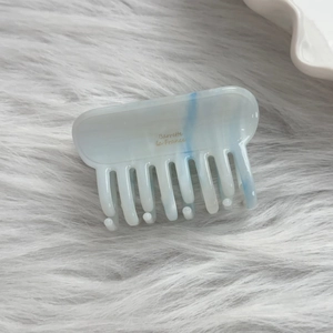 Pince à cheveux élégante en acétate bleu marbré avec lettrage doré Barrette La France
