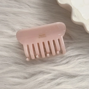 Détail d'une pince à cheveux en acétate rose avec lettrage doré Barrette La France
