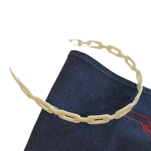 Serre-tête chaîne vintage en acétate beige au design ajouré sur un fond de tissu denim