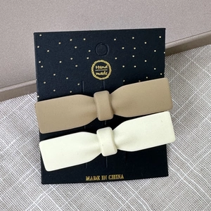 Barrettes à cheveux nœuds minimalistes en résine mate coloris kaki et blanc crème