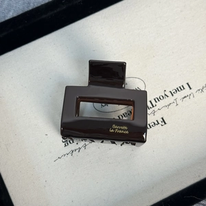 Pince à cheveux vintage en acétate chocolat avec design rectangulaire et lettrage doré