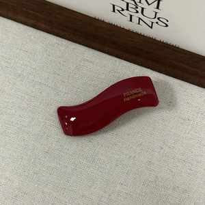 Barrette à cheveux ondulée bordeaux faite main avec étiquette France dorée élégante