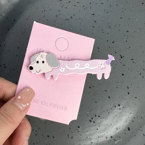 Pince à cheveux teckel rose mignonne avec des motifs floraux sur carte rose