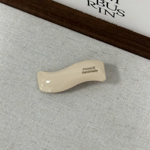 Détail de la barrette à cheveux ondulée en acétate crème avec lettrage doré FRANCE Handmade