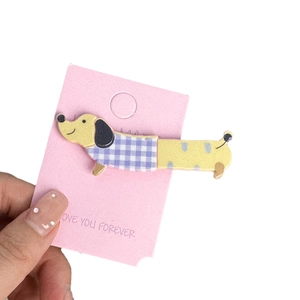 Barrette à cheveux chien teckel dessin animé jaune et violet sur carte rose tendre