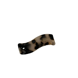 Barrette en acétate faite main avec motif vagues en marbre noir et blanc et lettrage doré