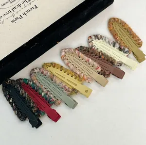 Lot de 8 barrettes à cheveux en laine tricotée aux tons chauds d'automne sur fond blanc