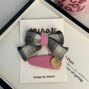 Ensemble de barrettes à nœud vichy rose avec détail bouton en bois sur carte