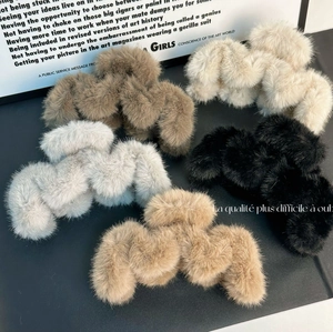 Furry wave hair claws in brown and cream plush fabric for women's autumn winter style