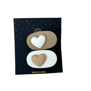 Lot de barrettes ovales marron et beige avec décor cœur 3D sur carte noire