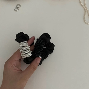 Chouchou en satin noir élégant avec mini perles pour coiffures queue de cheval