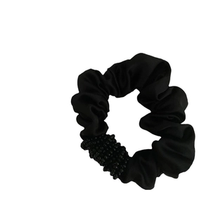 Chouchou élégant en satin noir avec broderie perlée et haute élasticité pour les chignons