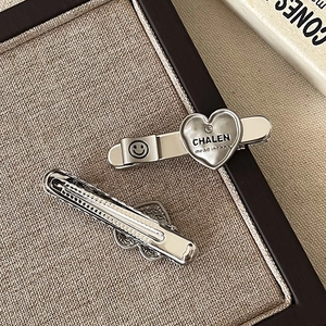 Lot de barrettes en métal argenté brossé avec motif cœur et détail de smiley