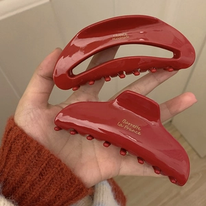 Lot de deux pinces à cheveux en acétate rouge brillant avec logo doré style fait main